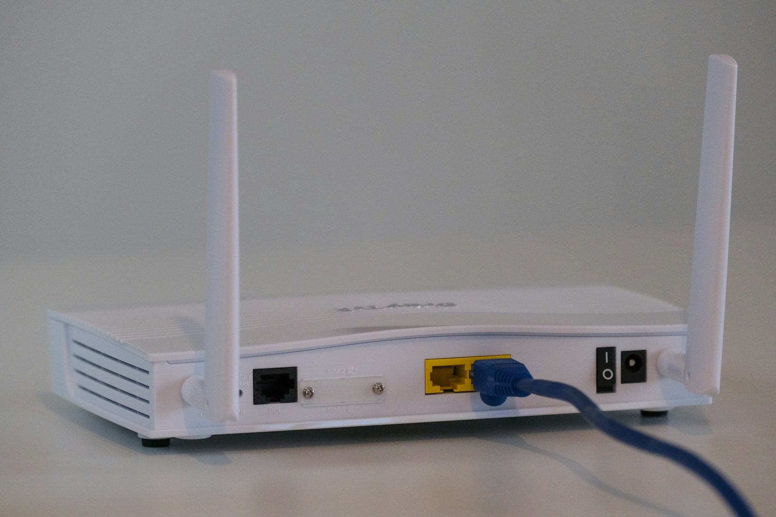 Wifi-router met aangesloten netwerkkabel, voorbeeld van stabiel internet voor IPTV België