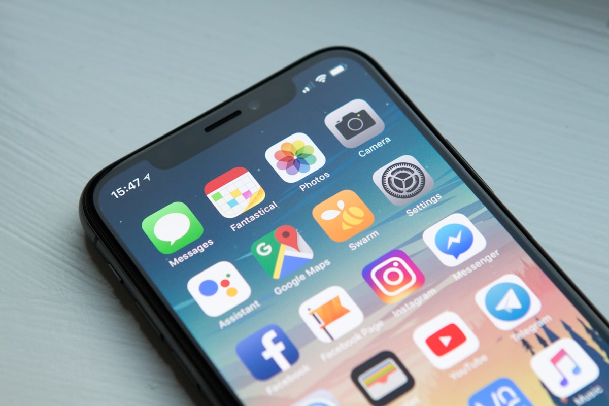 Persoon die een IPTV-app op een Android-smartphone configureert om Belgische televisie te bekijken